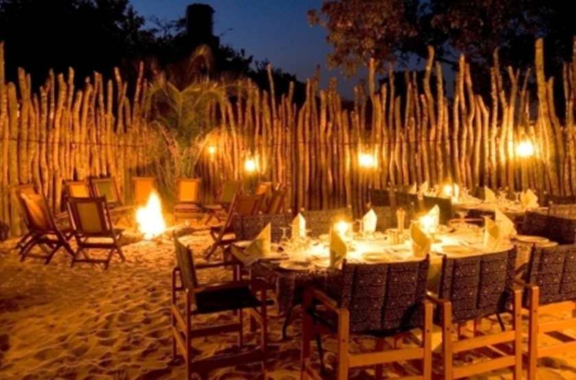 Lunga River Lodge, Kafue, Zambie, camp fire